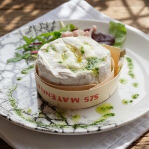 Camembert rôti au miel et son mesclun de salade
