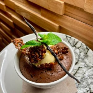 Mi-cuit au chocolat, coulis fruits rouges