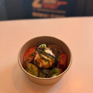 Méli-mélo de tomates d'Antan, burrata crémeuse et son jus d'herbes
