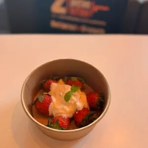 Assiette de fraises, chantilly d'Isygny, tuile de sarrasin pistache