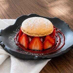 Assiette de fraises française, crémeux basilic et son biscuit macaron
