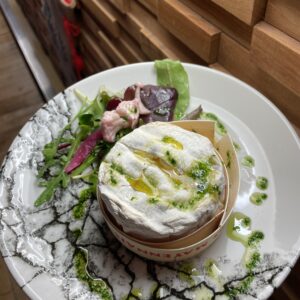 Camembert rôti au miel et son mesclun de salade