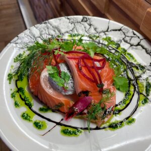 Gravlax de saumon, crème montée de Kalamansi à l'encre de seiche