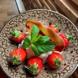 Fraises française, crème foutée d'Isigny