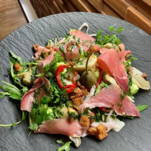 Salade italienne (parmesan, jambon Serrano et mozzarella)