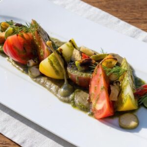 Tomates d'antan, caviar d'aubergine et pesto