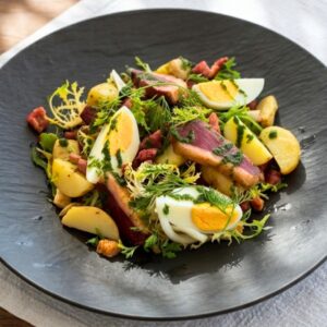 Salade landaise (gésiers, magret fumé, pommes de terre, oeuf, croûtons)