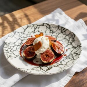 Figues rôties, sirop grenadine au rhum, chantilly